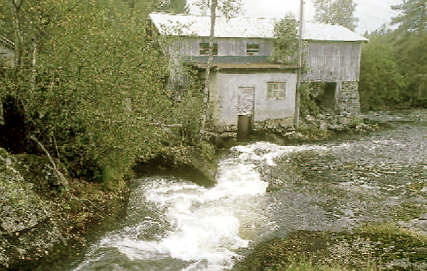 c4 Sindresaga.jpg - Saga på Sindre. Ved siden ser vi også det private kraftverket. The saw mill at Sindre. They also made their private power plant in the small building.